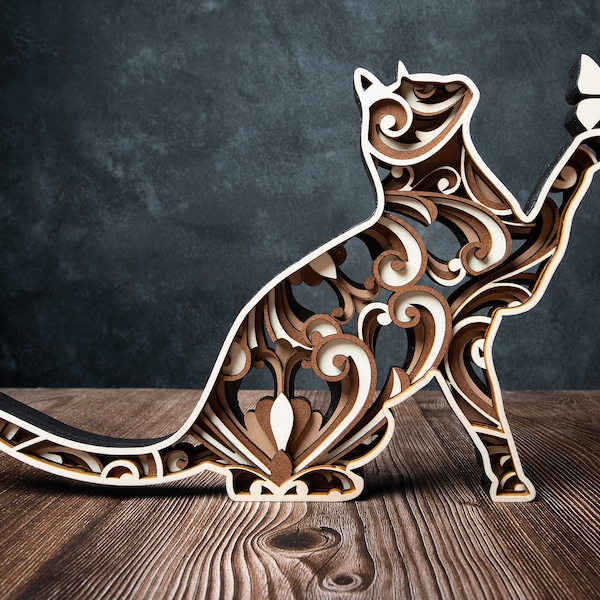 Sculpture en bois 3D d'un chat mandala qui attrape un papillon. A poser ou accrocher au mur au choix. Cadeau idéal pour tout amateur de chat