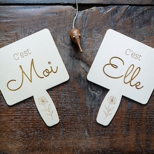 Letreros de madera del juego Ella y Él y preguntas para un evento de boda o despedida de soltera