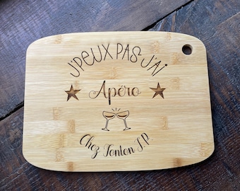 J'peux pas j'ai apéro. Planche apéro personnalisable en bambou disponible en plusieurs tailles et modèles.