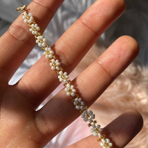 Handmade glass bead flower daisy bracelet | daisy bracelet, seed bead bracelet, handmade jewelry, dainty jewelry, gift for her, elegant