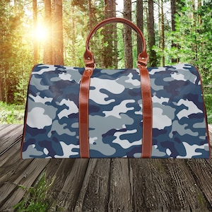 Elegante bolso de mano de cuero vegano de camuflaje azul, regalo para entusiastas del aire libre, regalo para pescadores, regalo para cazadores, regalo para militares, bolso de viaje de camuflaje