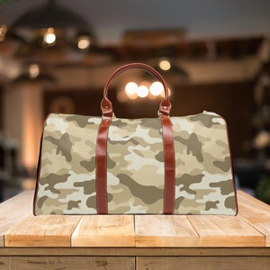 Elegante bolso de mano de cuero vegano Tan Camo, regalo para entusiastas del aire libre, regalo para pescadores, regalo para cazadores, regalo para militares, bolso de viaje de camuflaje