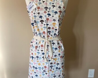 Delantal de cocina de algodón hecho a mano con correas ajustables para el cuello y la espalda.