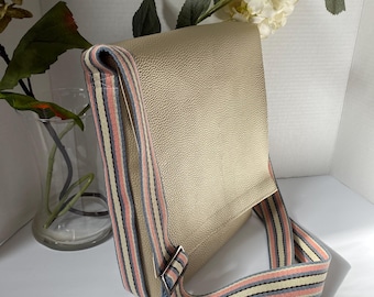 Bolso bandolera grande ajustable con bandolera de piel sintética color champán