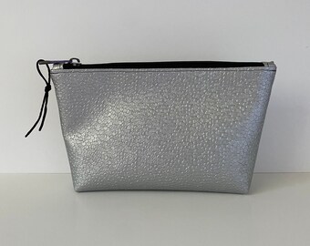 Neceser de maquillaje de piel vegana color plata metalizada, bolso de mano con cremallera