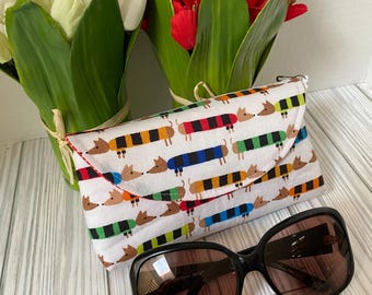 Estuche para gafas de sol acolchado a mano con cierre a presión, tela suave, color perrito, leopardo y bronce iridiscente.