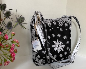 Bolso tipo bandana blanco y negro: Bolso bandolera reversible estilo hobo.