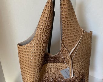 Bolso holgado confeccionado en piel sintética de serpiente.