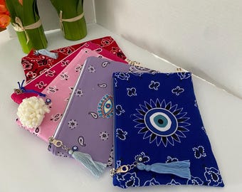 Bolsa de maquillaje con diseño de pañuelo y ojo malvado, extraíble y con forma de muñeca.