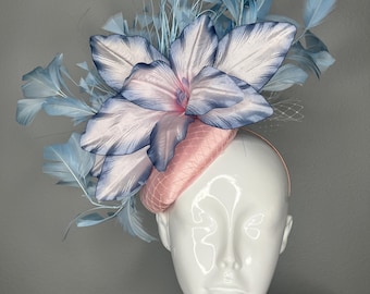 Rosa och himmelsblå fascinator med blommig vintage Kentucky Derby-hatt i pastellblått fjäderhuvudbonad
