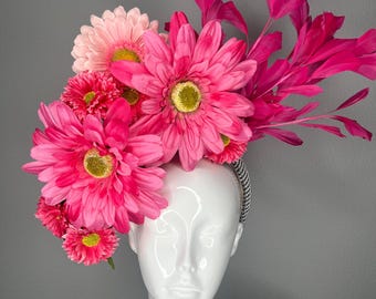 Kentucky Derby Kentucky Oaks Tocado floral rosa intenso Tocado llamativo para fiestas en el jardín con plumas