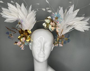 Sombrero tocado Lux de plumas blancas iridiscentes con halo dorado para festivales de música y conciertos.