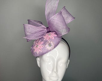 Tocado con lazo de flores lilas y moradas, bordado floral y detalle de diamantes de imitación