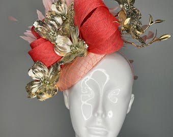 Coral Bloom Couture Fascinator met gouden bloemenaccenten Sinamay gebeeldhouwde tovenaarhoed Kentucky Derby Preakness Belmont
