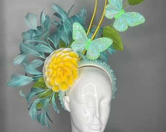 Aqua Garden Fascinatorhoed met vlinder en gouden bloei veren Kentucky Derby