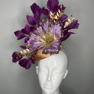 Violett Lila Vibe Blumen Fascinator Feder Hut