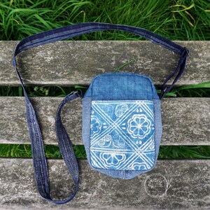 Mini sac à bandoulière bleu indigo, tissu de chanvre unisexe fait main, textile batik teint à l'indigo, motif Hmong, sac de voyage taille mini, sac pour téléphone