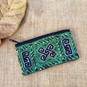 Etui Kragen II, Geldbörse, Handytasche, handgemachtes Besonderes Geschenk, Sticktasche mit Hand gefertigt, Stoffe der Hmong Tribe