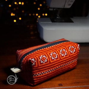 刺繍ペンケース モックチャウ、化粧箱、収納ボックス、ベトナム部族の部族の手縫い生地