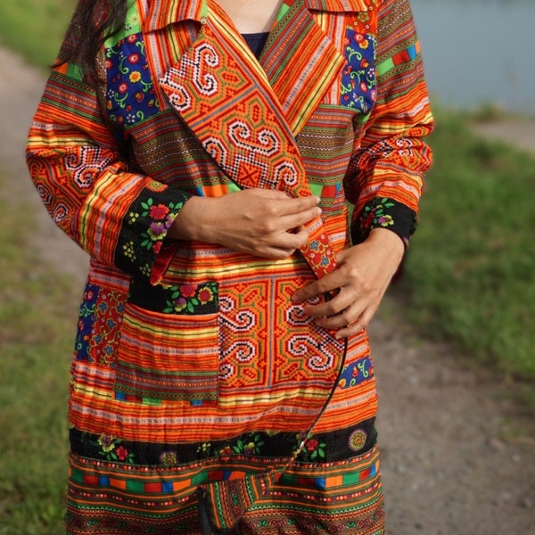 Chaqueta acolchada midi, estilo moda boho vintage, motivos tribales montañeses de Vietnam, tela reciclada, remodelación de ropa