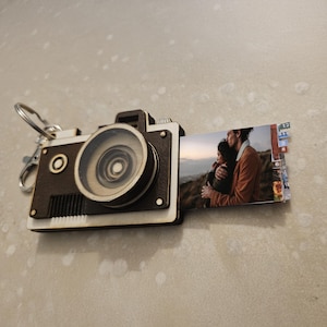 Custom Wooden Camera Keychain with Photo Pocket – Perfect for Couples & Anniversaries