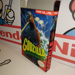 Puede incluir: Una caja de cartucho de juego vintage de Nintendo Entertainment System para Godzilla: Monster of Monsters. La caja presenta un esquema de color verde, rojo y negro con una ilustración de Godzilla en la parte delantera. El texto "Godzilla: Monster of Monsters" está impreso en blanco sobre un fondo negro. El texto "TOHO CO., LTD." está impreso en blanco sobre un fondo rojo.