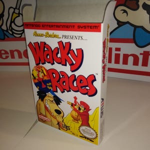 Może przedstawiać: Zabytkowe pudełko do gry wideo Wacky Races dla systemu Nintendo Entertainment. Pudełko jest białe z czerwonymi i żółtymi akcentami, z postaciami z kreskówek i tytułem gry. Pudełko jest otwarte.