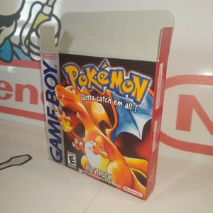 Op de afbeelding: Een rode en zwarte Game Boy Color game cartridge doos met een afbeelding van een rood en oranje Pokemon-personage. De doos heeft de tekst "Pokemon" en "Gotta catch 'em all!" met een rood Nintendo-logo onderaan. De game is "Red Version".