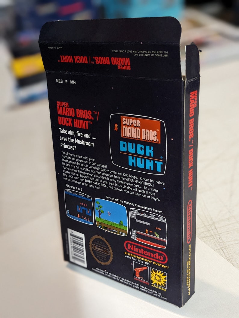 Pu&ograve; includere: Una scatola di gioco nera per Nintendo Entertainment System per Super Mario Bros./Duck Hunt. La scatola presenta un'immagine rossa e bianca di Mario e un'anatra. Il retro della scatola mostra schermate del gioco e istruzioni per giocare. Il testo sulla scatola recita "Super Mario Bros./Duck Hunt".