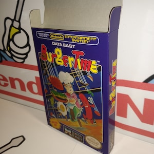 Könnte beinhalten: Eine blaue und gelbe Nintendo Entertainment System-Spielkassette für das Spiel "BurgerTime" von Data East. Die Schachtel zeigt einen Cartoon-Koch, der vor einem Hotdog und einem Hamburger davonläuft.