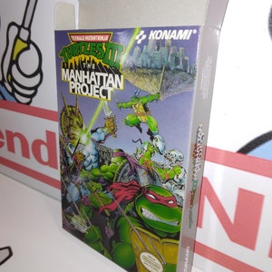 Könnte beinhalten: Spielverpackung für das Videospiel Teenage Mutant Ninja Turtles III: The Manhattan Project für das Super Nintendo Entertainment System. Die Verpackung zeigt die vier Teenage Mutant Ninja Turtles, die in einer Stadtkulisse gegen verschiedene Feinde kämpfen. Die Schachtel ist weiß mit einem grün-schwarzen Design.