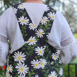 Daisies Cross Back Slip-On Apron