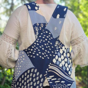Hills and Valleys Cross Back Slip-On Apron.