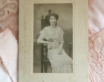 Vraie photo 1900, Dame française, robe dentelle, romantique, photo ancienne, vintage, photo collection, début de siècle, noir et blanc
