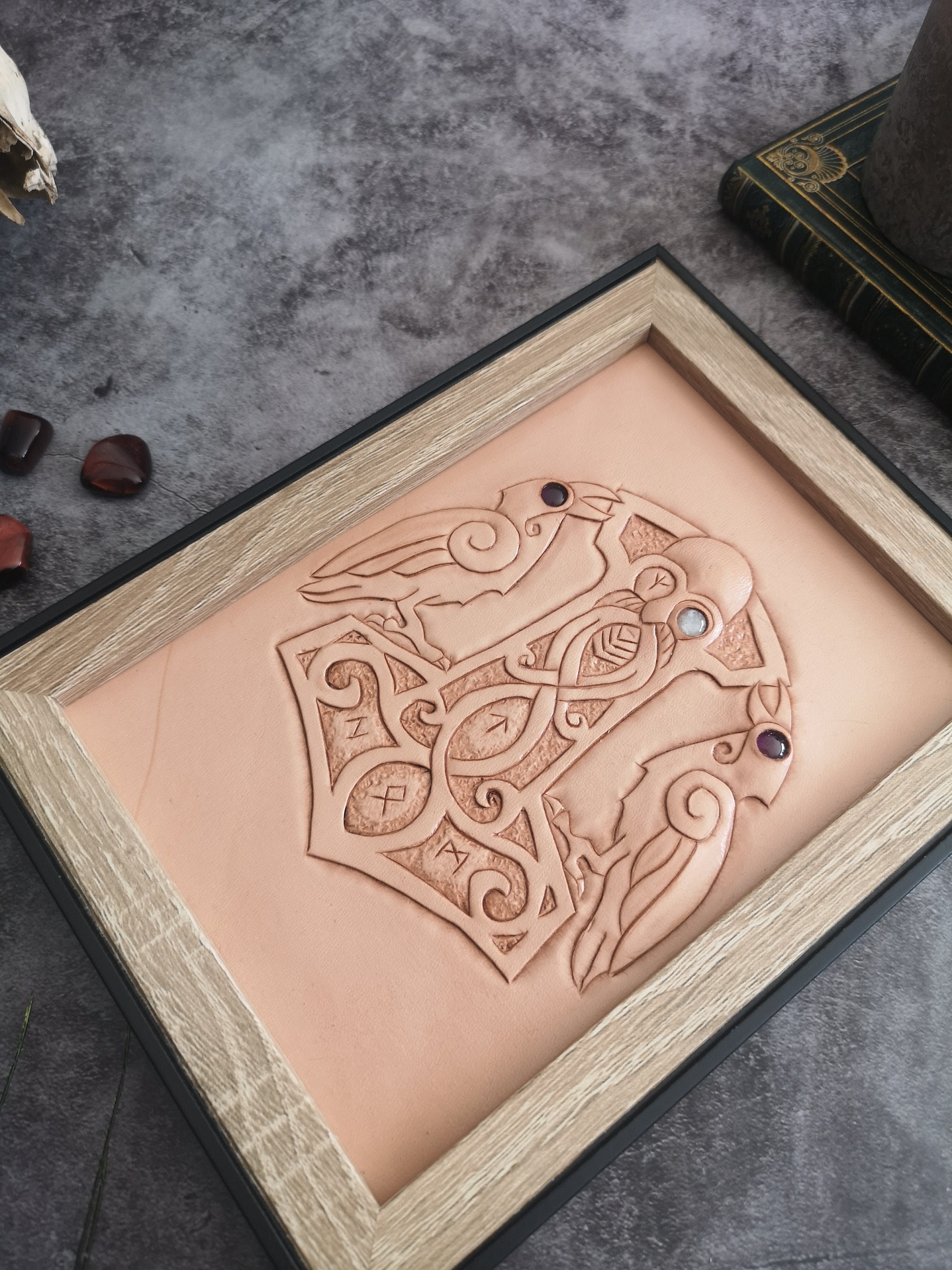 Cadre en Cuir Odin et Corbeaux Viking