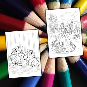 Może przedstawiać: Dwie czarno-białe kolorowanki z ilustracjami z bajek, jedna z Kopciuszkiem i jej powozem, druga z dwoma myszami. Strony otoczone są kolorowym zestawem zaostrzonych kredek.