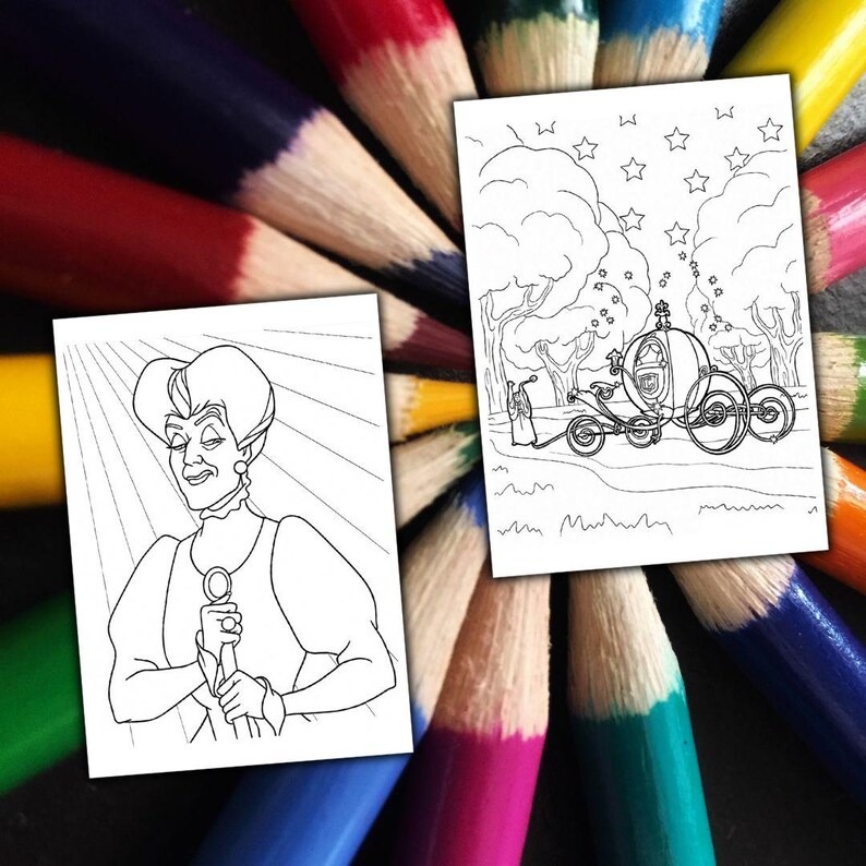 Może przedstawiać: Dwie czarno-białe kolorowanki z ilustracjami z bajki, na tle kolorowych oł&oacute;wk&oacute;w. Jedna strona przedstawia postać trzymającą berło, druga w&oacute;z w leśnej scenerii.