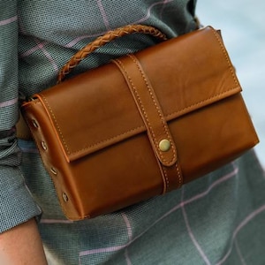 Karamell-Gürteltasche, lustige Ledertasche, Umhängetasche, Taillentasche, Geschenk für sie, Leder-Handytasche für Frauen, personalisierte Leder-Handytasche.
