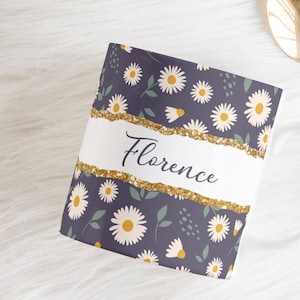 Tazza fai da te con margherite, testo personalizzato, motivo floreale con margherite, file PNG per sublimazione, download immediato, tazza con donna in PNG con motivo floreale vintage.