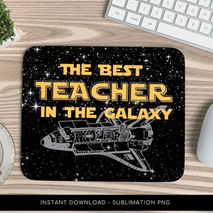 Könnte beinhalten: Eine schwarze Mausmatte mit einem Galaxie-Hintergrund und einem Raumschiff. Der Text "THE BEST TEACHER IN THE GALAXY" ist in gelben Buchstaben geschrieben.