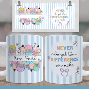 Könnte beinhalten: Eine weiße Keramik-Tasse mit hellblauem Streifenhintergrund. Die Tasse zeigt ein farbenfrohes Bleistift- und Blumen-Design mit dem Text "Mrs. Smith" und "Never forget the difference you make."