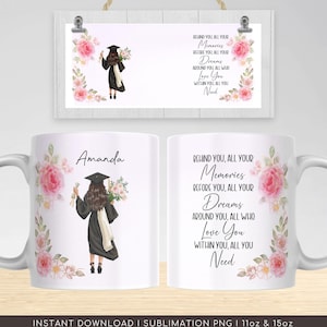 Peut inclure: Un mug en c&eacute;ramique blanche avec une illustration de remise de dipl&ocirc;me montrant une personne en toge noire tenant un dipl&ocirc;me et des fleurs, le pr&eacute;nom Amanda et le texte : Behind you, all your memories, before you, all your dreams, around you, all who love you, within you, all you need.