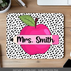 Może przedstawiać: Różowe jabłko z zielonym liściem na czarno-białym tle w kropki. Różowy ołówek z napisem "Pani Smith" znajduje się przed jabłkiem.