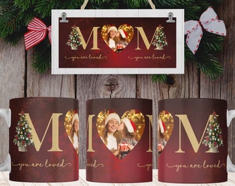 MOM Je bent geliefd Kerstmok PNG, Hartfotosjabloon voor sublimatie, Mama Kerstcadeau op maat, Wrap Transfers Ontwerp met hoge resolutie.