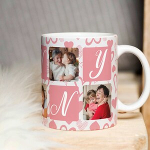 Puede incluir: Taza de cerámica blanca con un diseño rosa y blanco. La taza presenta un collage de fotos con corazones y las letras "M" e "Y" en un cuadrado rosa.