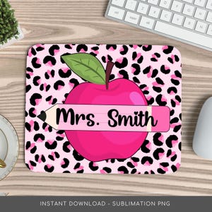 Puede incluir: Alfombrilla de ratón de estampado de leopardo rosa y negro con una manzana rosa y un lápiz que dice "Mrs. Smith".