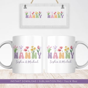Op de afbeelding: Twee witte mokken met een bloemmotief dat het woord "NANNY" in pastelkleuren spelt. De mokken hebben de tekst "Sophia & Michael" onder het ontwerp gedrukt.