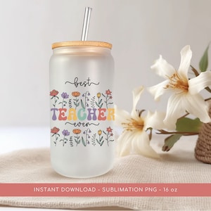 Puede incluir: Un vaso de vidrio esmerilado con tapa de bambú y una pajita. El vaso tiene un diseño floral y el texto "mejor maestro de todos los tiempos".