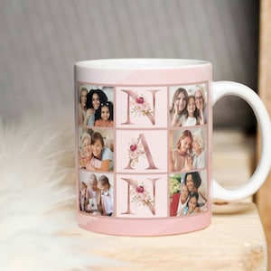 Könnte beinhalten: Eine weiße Keramiktasse mit rosa Hintergrund und einer Fotocollage. Die Fotos sind in einem Raster angeordnet und zeigen eine Familie. Die Buchstaben "NAN" befinden sich in der Mitte der Tasse, mit floralen Designs um jeden Buchstaben herum.