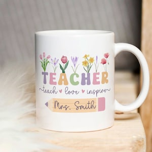 Tazza personalizzata per insegnante, stampata a sublimazione in formato PNG. Tazza floreale per insegnante, insegna, tazza Love Inspire, tazza di apprezzamento per insegnante, tazza con fiori di campo per insegnante, tazza PNG.